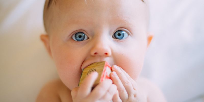 Bébé qui joue